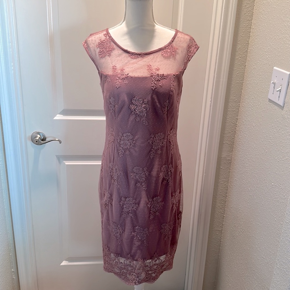 Women's Sleeveless Lace Floral- Cocktail Dress Knee Length- size 40 .
